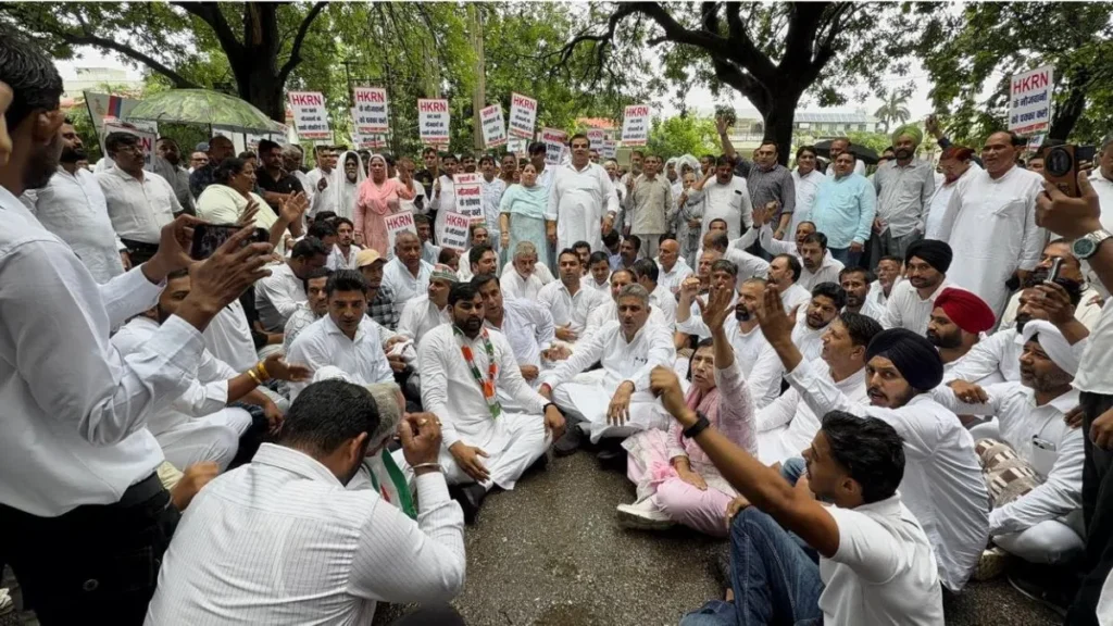 HKRN Protest: 'युवाओं की गूंज' अभियान के तहत एचकेआरएन दफ्तर पर प्रदर्शन, 100 गाड़ियों के साथ पहुंचे युवा