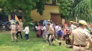 Hamirpur News: उत्तर प्रदेश के हमीरपुर में स्कूल की सड़क के लिए Gen Alpha का तिरंगा मार्च, 5 किमी पैदल चलकर कलेक्ट्रेट पहुंचे छात्र