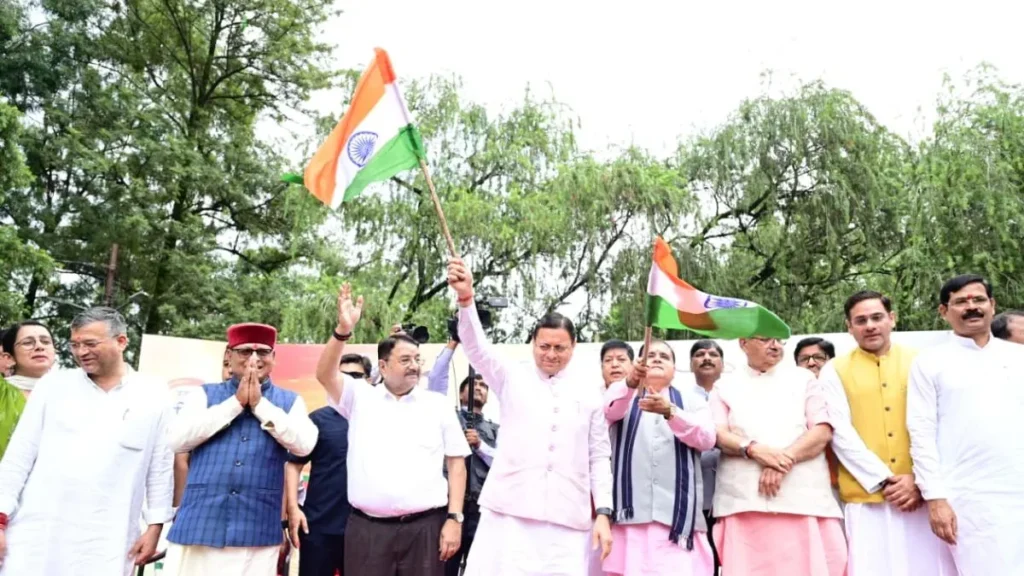 Har Ghar Tiranga Yatra: देहरादून में सीएम धामी ने की 'हर घर तिरंगा यात्रा' की अगुवाई, घंटाघर तक उमड़ा जनसैलाब