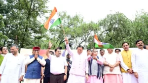 Har Ghar Tiranga Yatra: देहरादून में सीएम धामी ने की 'हर घर तिरंगा यात्रा' की अगुवाई, घंटाघर तक उमड़ा जनसैलाब