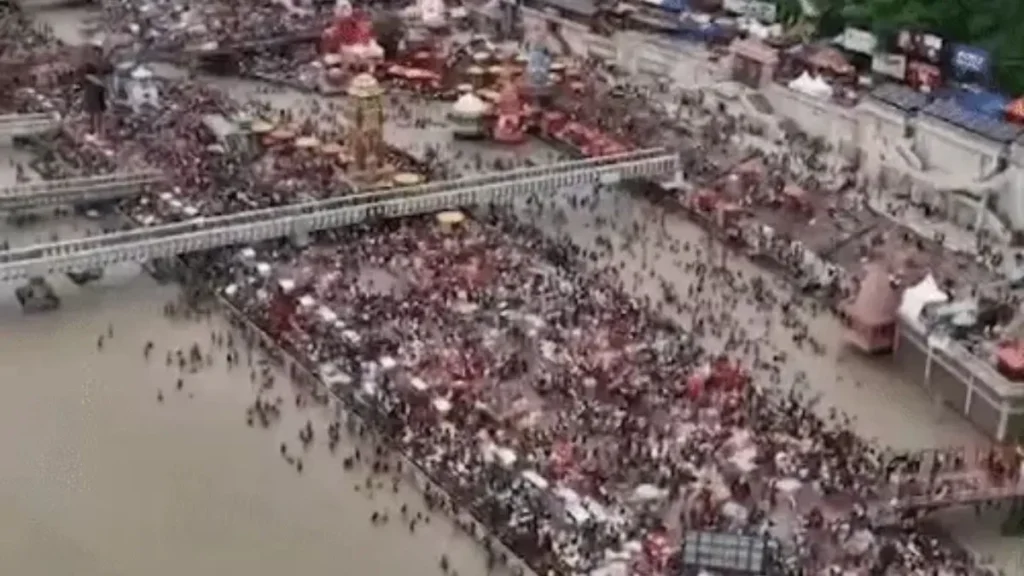 Haridwar News: हर की पैड़ी पर उमड़ा आस्था का महासैलाब, 'हर-हर महादेव' के जयकारों से गूंजा हरिद्वार
