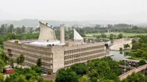 Haryana Assembly Ruckus: सदन में बेकाबू हुआ हंगामा, स्पीकर ने आदित्य सुरजेवाला समेत इन 6 विधायकों को किया नेम