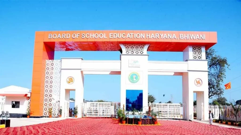 Haryana Board: भिवानी के ADC दीपक बाबूलाल करवा को मिला HBSE सचिव का अतिरिक्त प्रभार, बोर्ड अध्यक्ष ने किया स्वागत