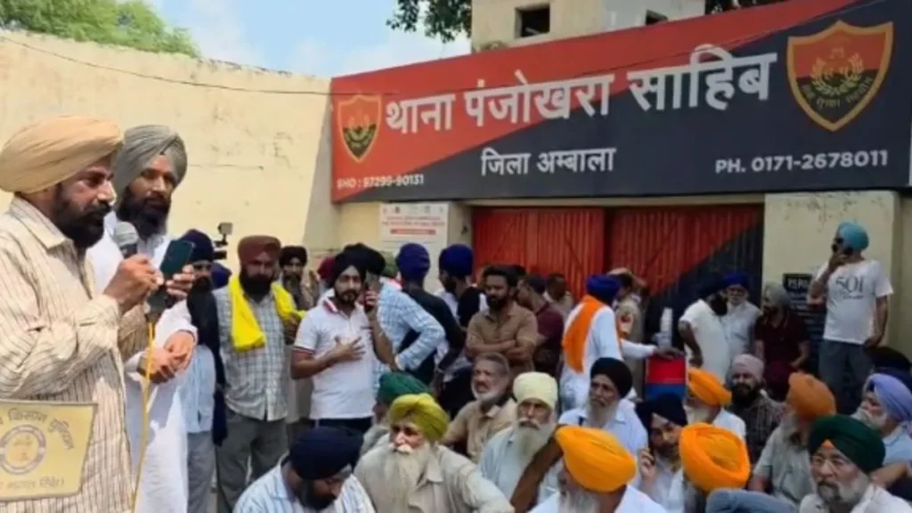 Haryana News: अंबाला में गुरसिमरन मंड विवाद, सिख समाज ने पंजोखरा थाने पर दिया धरना, अब मंड के खिलाफ केस दर्ज करने की मांग
