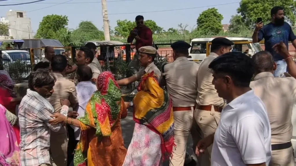Haryana Sanitation Workers Strike: हिसार में पुलिस और सफाई कर्मचारियों में झड़प, 35-40 हिरासत में, महिला कर्मचारी घायल