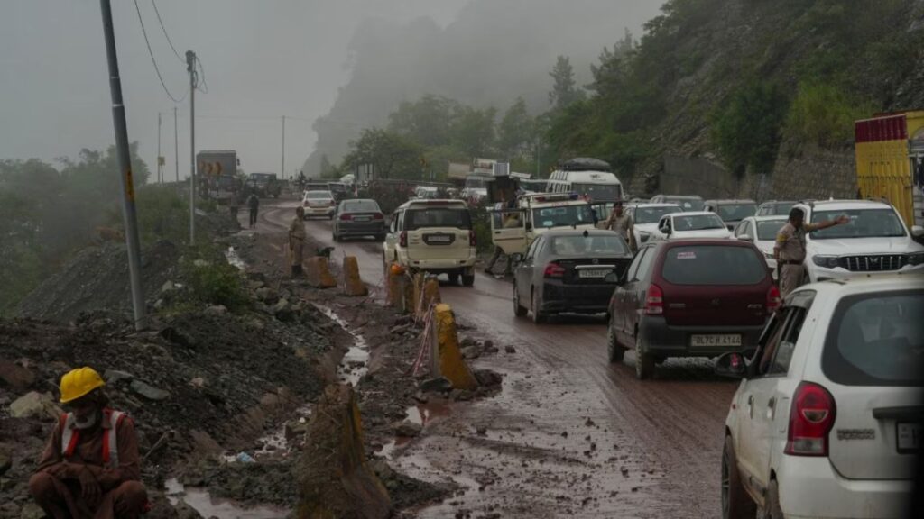 Himachal Heavy Rain: हिमाचल में भारी बारिश से 185 सड़कें बंद, मंडी में सबसे ज्यादा 92; सोमवार-मंगलवार ऑरेंज अलर्ट