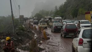 Himachal Heavy Rain: हिमाचल में भारी बारिश से 185 सड़कें बंद, मंडी में सबसे ज्यादा 92; सोमवार-मंगलवार ऑरेंज अलर्ट