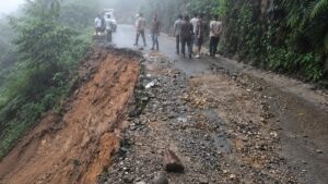 Himachal Landsliding: मंडी में भूस्खलन से NH-154 बंद, चमड़ा मोड़ में सड़क धंसी, भारी वाहनों की आवाजाही अगले आदेश तक बंद