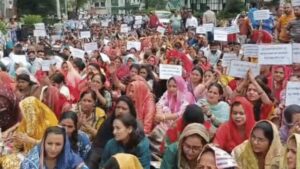 Himachal News: शिमला में आउटसोर्स कर्मचारियों का प्रदर्शन, 15-20 साल सेवा के बाद भी नौकरी की गारंटी नहीं