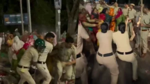 Hisar Safai Karmchari Strike: हिसार में तड़के 4 बजे हंगामा, कूड़ा उठाने पहुंची पुलिस और सफाई कर्मचारियों में तीखी झड़प, 35 हिरासत में