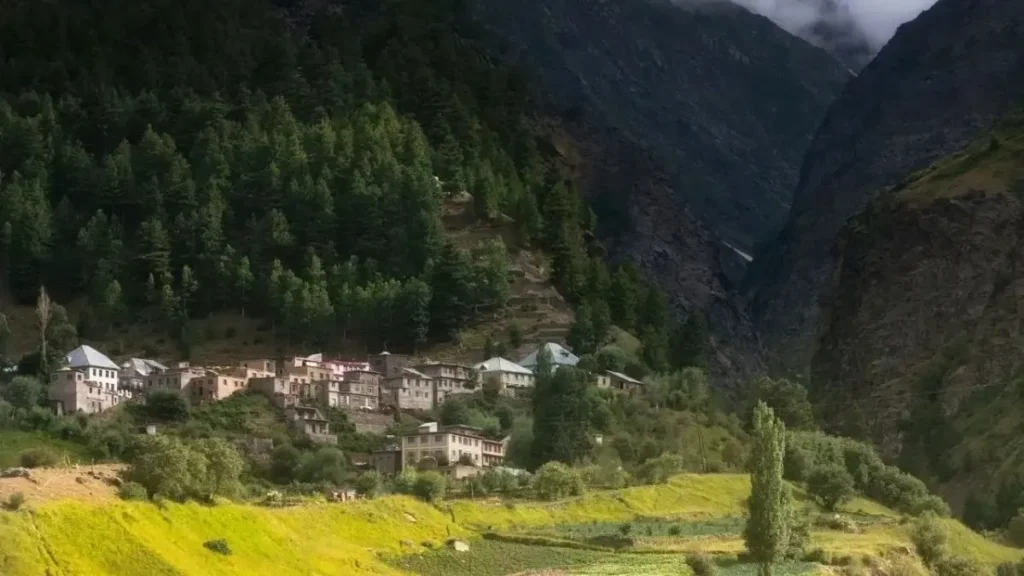 India Highest Village: मंगल ग्रह जैसा नजारा, माइनस तापमान में गोबर की बुखारी से गर्म रहते हैं घर