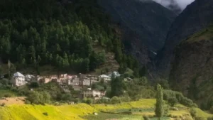 India Highest Village: मंगल ग्रह जैसा नजारा, माइनस तापमान में गोबर की बुखारी से गर्म रहते हैं घर