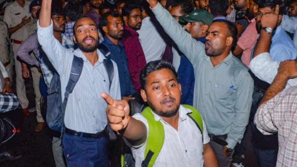 JSSC-CGL Exam Cancelled: झारखंड में JSSC-CGL रद्द होने से दो पक्ष आमने-सामने, छात्र खुश लेकिन पास अभ्यर्थी धरने पर बैठे