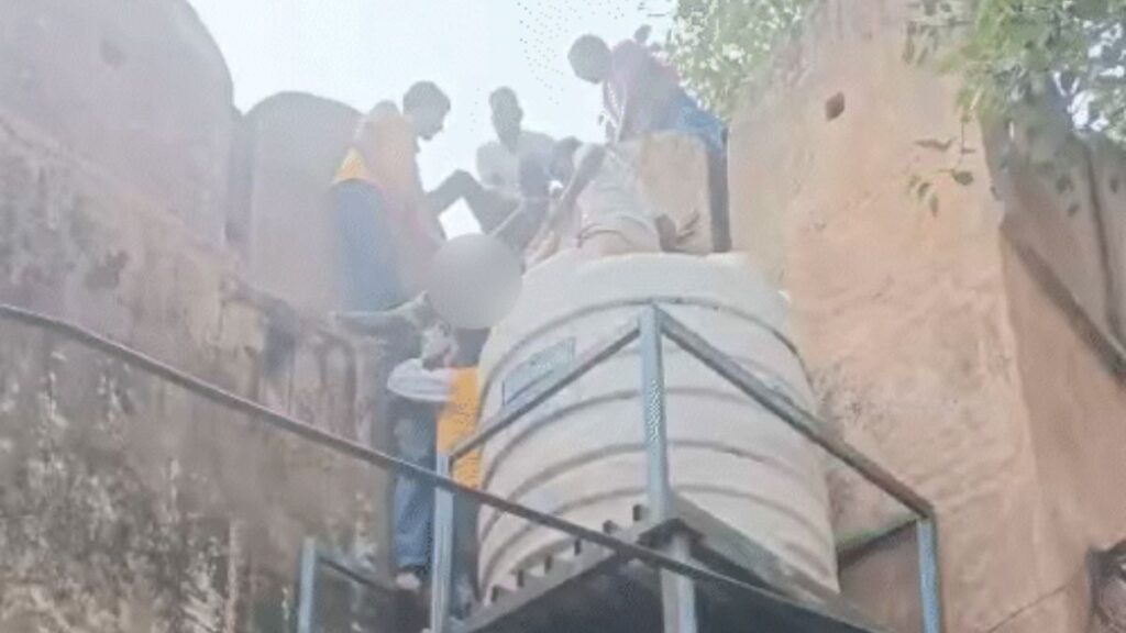 Jaipur News: जयपुर में स्कूल से टीसी कटने पर अजमेरी गेट पर चढ़ा 12वीं का छात्र, हाथ में था मिर्च स्प्रे, पुलिस ने 45 मिनट बाद सुरक्षित उतारा