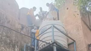 Jaipur News: जयपुर में स्कूल से टीसी कटने पर अजमेरी गेट पर चढ़ा 12वीं का छात्र, हाथ में था मिर्च स्प्रे, पुलिस ने 45 मिनट बाद सुरक्षित उतारा