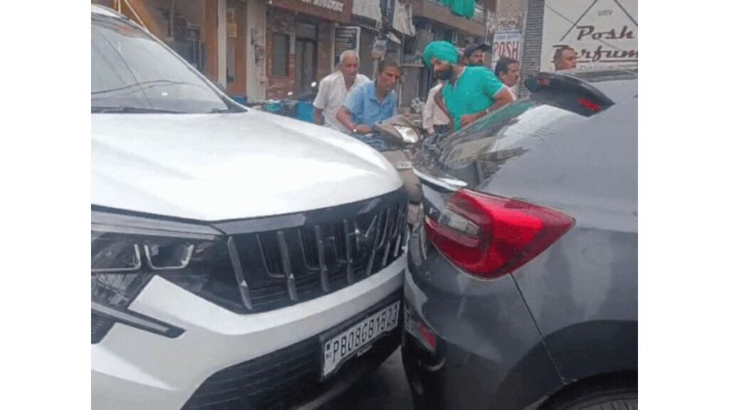 Jalandhar Bolero Accident: जालंधर में ब्रेक फेल होने से बोलेरो बेकाबू, 2 कारों और एक्टिवा को मारी टक्कर, मौके पर हंगामा