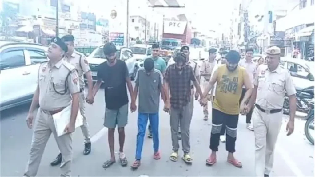 Jhajjar News: बहादुरगढ़ में पुलिस का बड़ा एक्शन, युवकों को अर्धनग्न कर पीटने और आगजनी करने वाले 4 बदमाशों का निकाला पैदल जुलूस