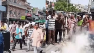 Kaithal news: कैथल में सड़कों पर उतरे नपा सफाई कर्मचारी, मंत्री विपुल गोयल का पुतला फूंका, वादों से मुकरने पर आंदोलन की चेतावनी