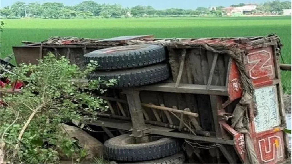 Karnal News: करनाल में दर्दनाक हादसा, गड्ढे में फंसा ट्रैक्टर पलटने से 3 की मौत, 2 की हालत गंभीर