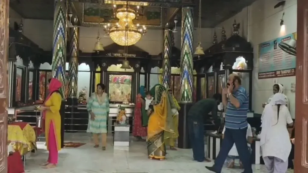 Karnal Temple Theft: करनाल के शिव मंदिर में सावन में बड़ी चोरी, चौकीदार को बंद कर 5 लाख के चांदी के गहने ले उड़े चोर