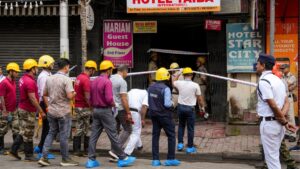 Kolkata hotel fire: कोलकाता में पांच मंजिला इमारत में भीषण आग, 9 लोगों की मौत, 80 लोगों का रेस्क्यू