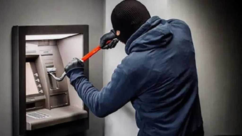 Kurukshetra News: चश्मा पहनकर आया शातिर, ATM तोड़कर पैसे चुराने की कोशिश; CCTV में कैद हरकत
