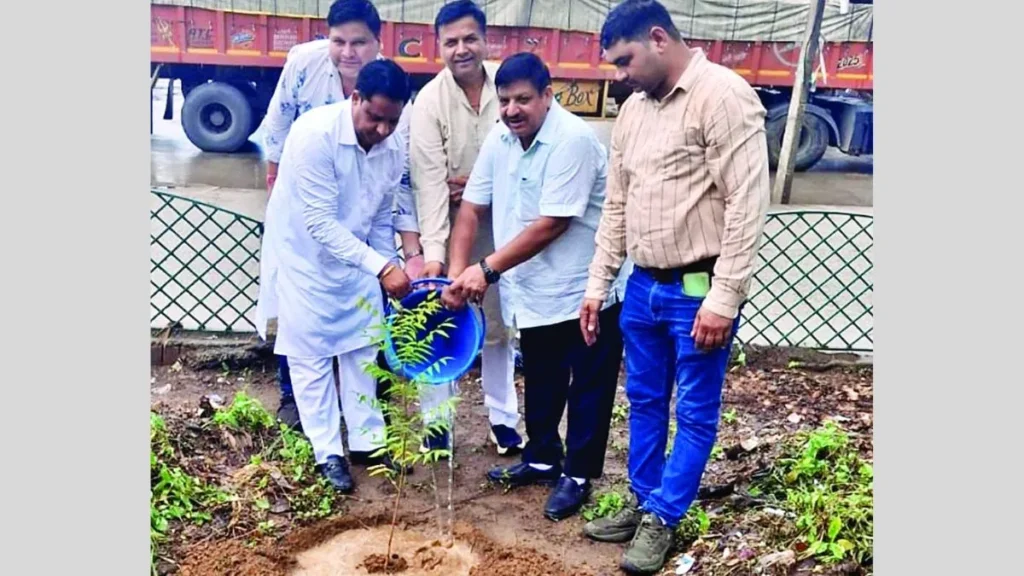 Kurukshetra News: पिपली अनाज मंडी में चेयरमैन सतीश मथाना ने रोपे पौधे, दिया पर्यावरण संरक्षण का संदेश