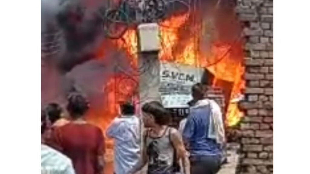 Ludhiana Fire News: लुधियाना में केमिकल से भरे ट्रक में आग से मची अफरा-तफरी, घरों की दीवारों में आई दरारें, 4 दमकल गाड़ियों ने पाया काबू