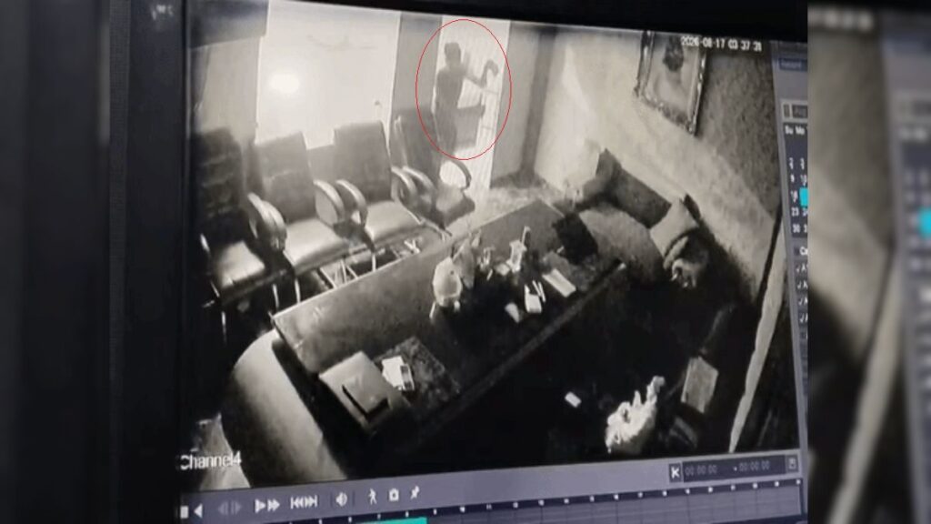 Ludhiana News: लुधियाना में दीवार फांदकर ट्रांसपोर्ट दफ्तर में घुसा चोर, तिजोरी तोड़कर सवा लाख ले गया, हिडन कैमरे में कैद वारदात