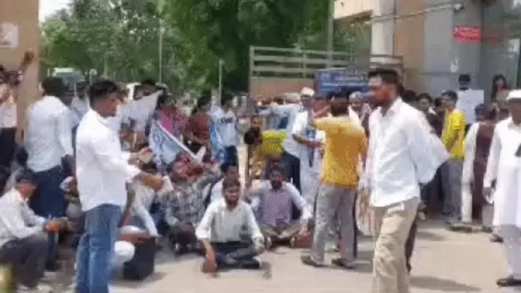 MDU Rohtak Protest: रोहतक MDU में छात्रों का फूटा गुस्सा, 10% फीस बढ़ोतरी के खिलाफ गेट पर जड़ा ताला, VC के खिलाफ नारेबाजी