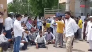 MDU Rohtak Protest: रोहतक MDU में छात्रों का फूटा गुस्सा, 10% फीस बढ़ोतरी के खिलाफ गेट पर जड़ा ताला, VC के खिलाफ नारेबाजी