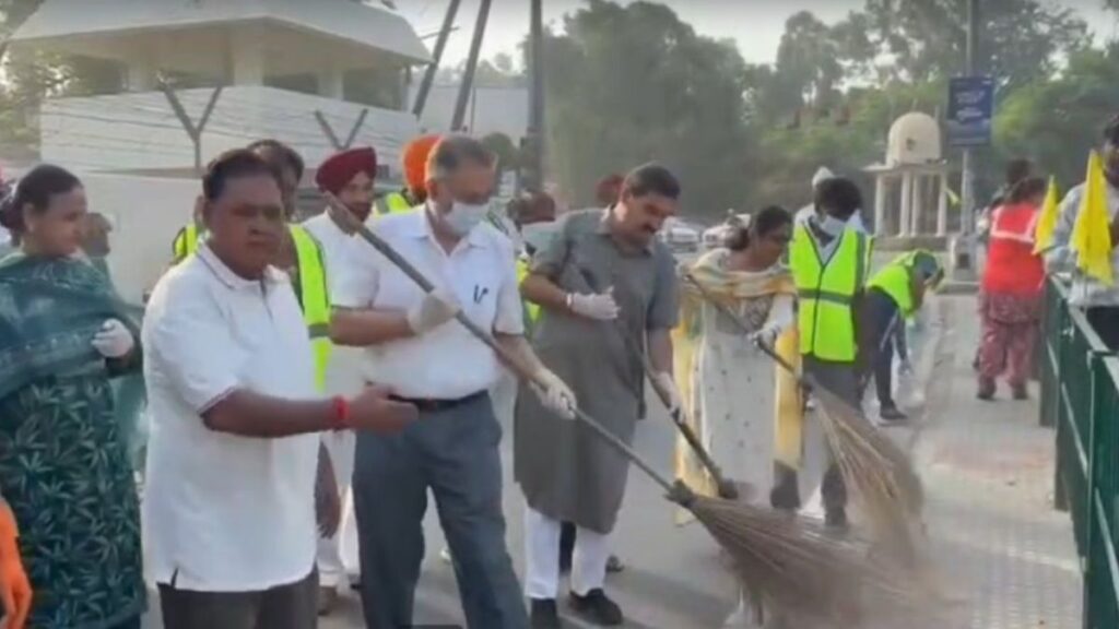 Mission Clean Punjab: पंजाब में ‘मिशन क्लीन पंजाब’ शुरू, स्वास्थ्य मंत्री ने खुद सफाई कर किया आगाज, सात सितंबर तक चलेगा अभियान
