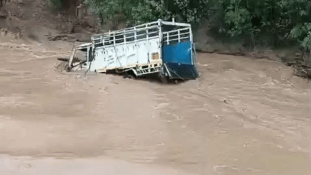 Mohali Rain Alert: मोहाली में तेज बारिश का कहर, पशुओं से भरी पिकअप तेज बहाव में बही, पंजाब के 4 जिलों में अलर्ट