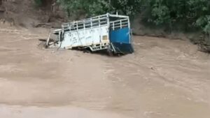 Mohali Rain Alert: मोहाली में तेज बारिश का कहर, पशुओं से भरी पिकअप तेज बहाव में बही, पंजाब के 4 जिलों में अलर्ट