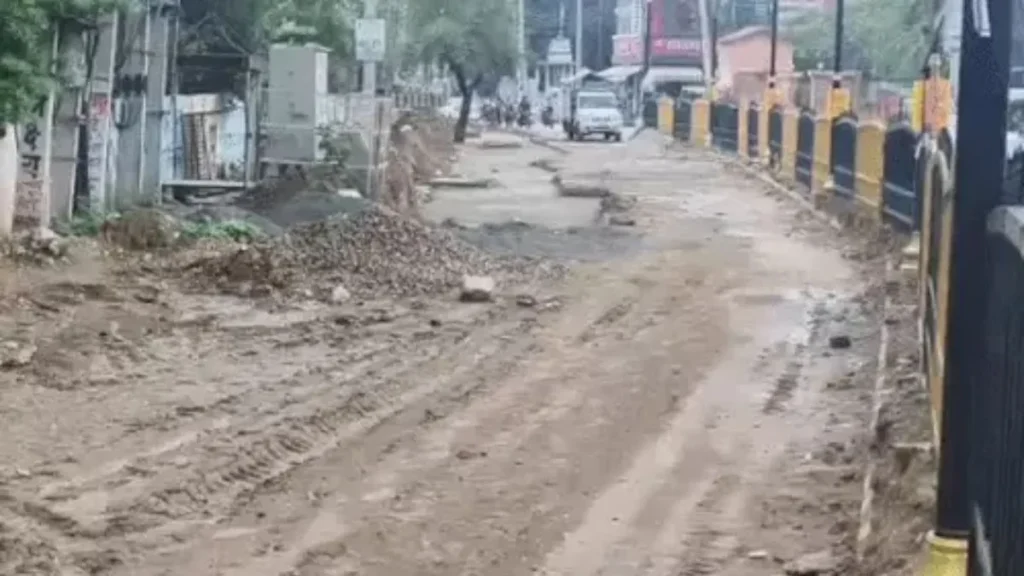 Narnaul Model Road: नारनौल का मॉडल रोड बना मुसीबत का घर, 3 महीने बाद भी सड़क की मरम्मत अधूरी