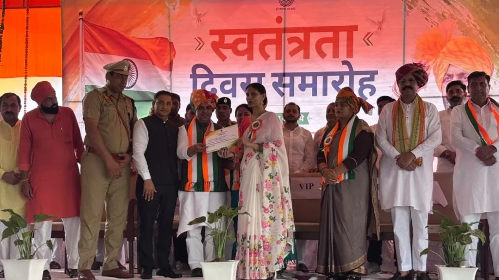 Nilokheri News: नीलोखेड़ी में आजादी का जश्न, विधायक भगवानदास कबीरपंथी ने फहराया तिरंगा, 18 अधिकारी सम्मानित