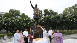 Ladwa News: सादगी और संघर्ष की मिसाल थे पूर्व मंत्री ओम प्रकाश जिंदल, जयंती पर पवन गर्ग ने अर्पित किए पुष्पांजलि