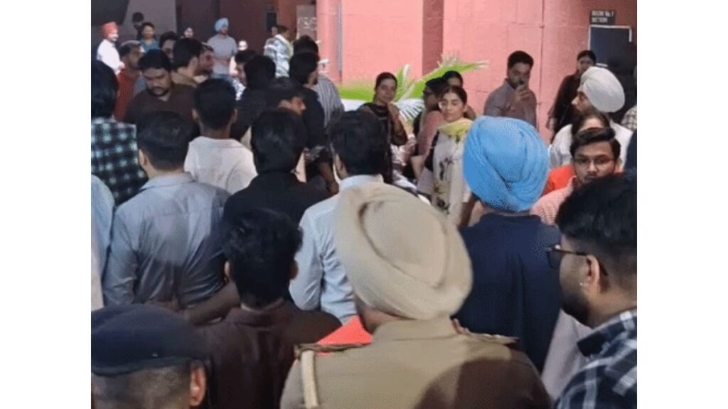 PU Election Voting: लॉ डिपार्टमेंट के बाहर छात्रों का प्रदर्शनके बीच छात्रों-पुलिस में झड़प, नारेबाजी करने वालों को पुलिस ने उठाया