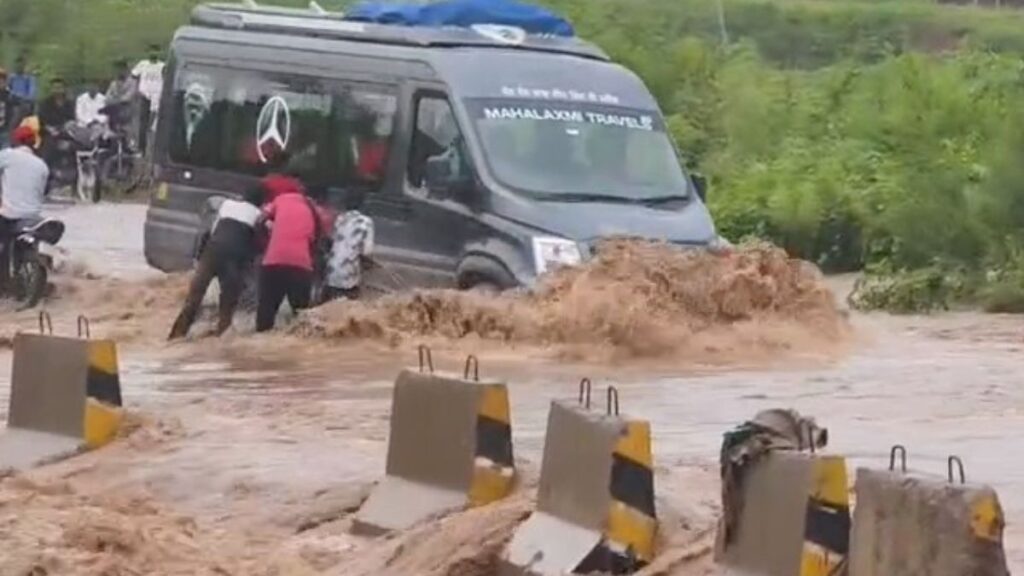 Panchkula News: पंचकूला में बरसाती नदी उफनी, पिंजौर-नालागढ़ हाईवे पर आवाजाही प्रभावित, गोरखनाथ मंदिर के पास लंबा जाम