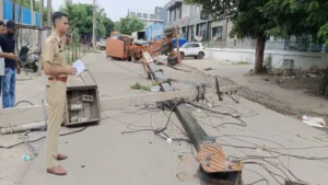 Panchkula News: पंचकूला में भीषण हादसा! क्रेन पलटने से जनरेटर के साथ नीचे गिरे दो हेल्पर, इलाज के दौरान मौत