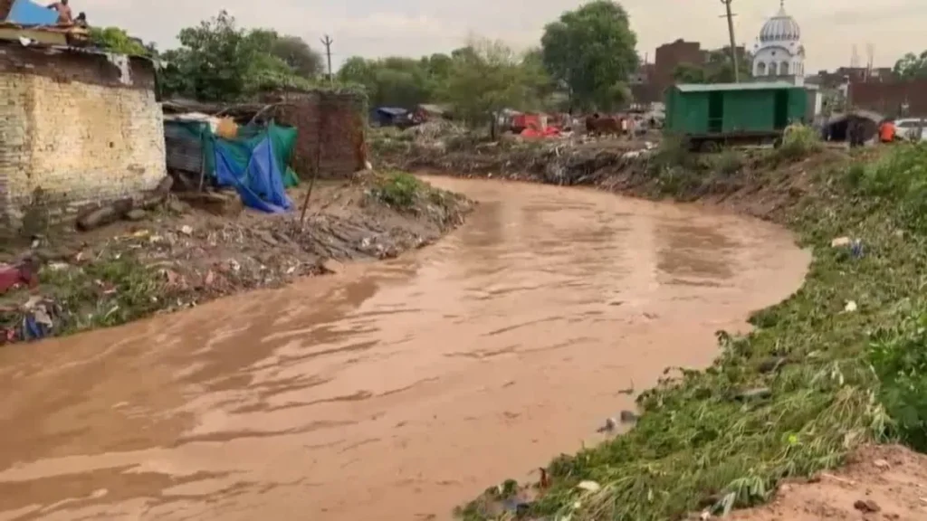 Panchkula News: पंचकूला में भारी बारिश का तांडव, घग्गर नदी उफान पर, नाले में बहा युवक, खटौली पुल धंसा