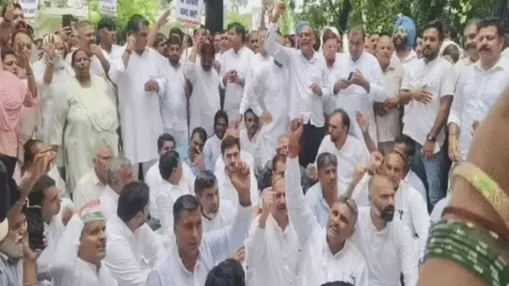 Panchkula News: कौशल निगम कर्मचारियों को पक्का करने की मांग पर पंचकूला में सड़कों पर उतरी कांग्रेस, दफ्तर का घेराव