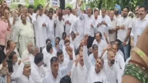 Panchkula News: कौशल निगम कर्मचारियों को पक्का करने की मांग पर पंचकूला में सड़कों पर उतरी कांग्रेस, दफ्तर का घेराव