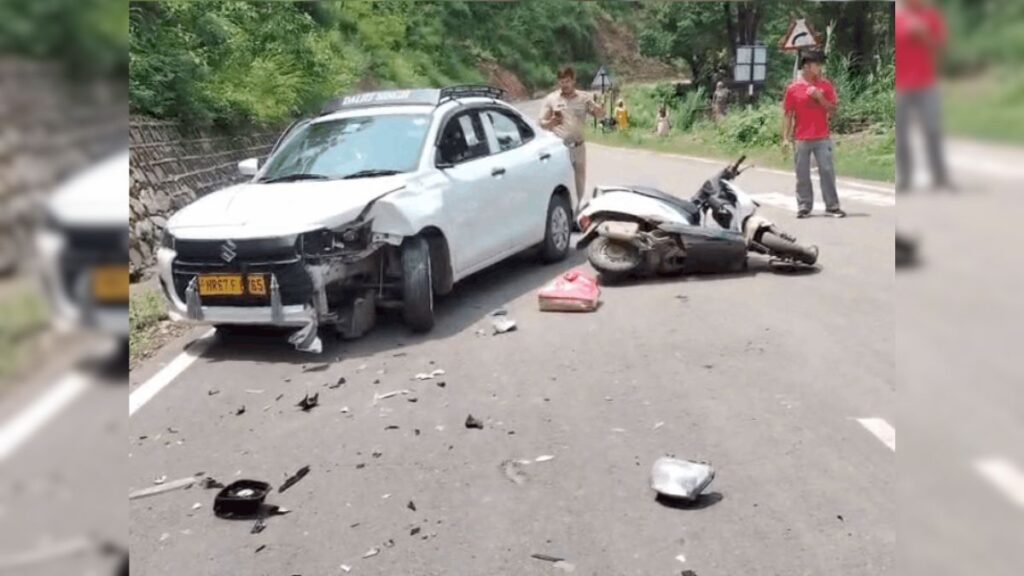 Panchkula Road Accident: मोरनी-पंचकूला रोड पर कार से भिड़ी एक्टिवा, 2 युवक घायल, पुलिस ने पहुंचाया अस्पताल
