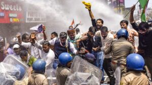 Patna Protest: मुख्यमंत्री आवास घेराव की कोशिश में छात्रों ने बैरिकेड तोड़े, पुलिस ने छोड़ी पानी की बौछार