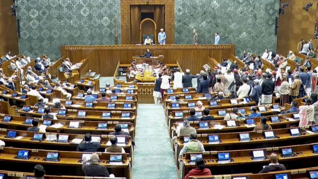 Political Update: लोकसभा की बैठक दोपहर 12 बजे तक स्थगित, लगातार 11वें दिन नहीं हो सका प्रश्नकाल
