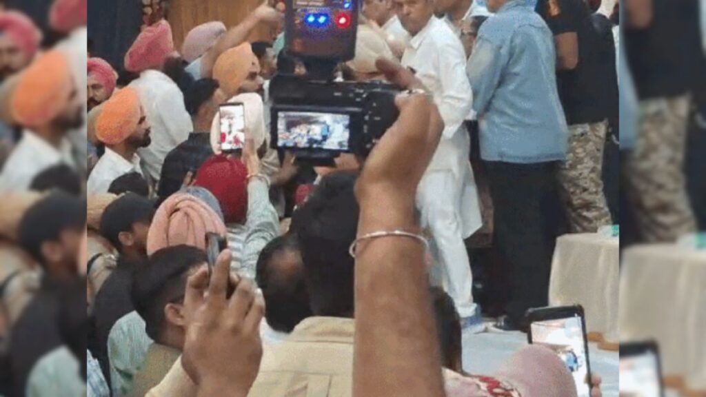 Punjab News: मलेरकोटला में कांग्रेस नेताओं के समर्थक भिड़े, नारेबाजी की, पूर्व MLA जस्सी को स्टेज पर चढ़ने से रोका