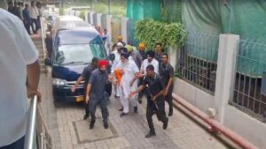 Punjab News: नांदेड़ के गुरुद्वारा में सुखबीर बादल पर कृपाण से हमला, हाथ में लगी चोट, हिरासत में हमलावर