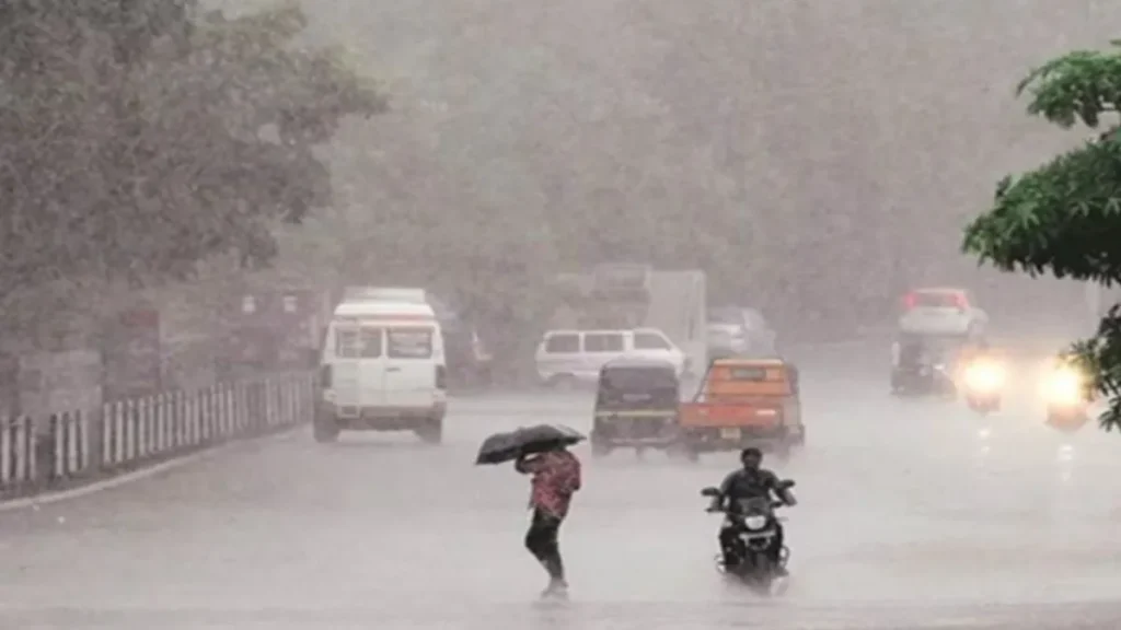 Punjab Weather Update: पंजाब में सुस्त पड़ा मानसून, पठानकोट की सड़कें जलमग्न, जानें आपके शहर में आज कैसा रहेगा मौसम