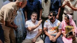 Rahul Gandhi Protest: राहुल गांधी 3 घंटे से संसद मार्ग थाने में धरने पर, पैलेट गन मामले में FIR की मांग पर अड़े